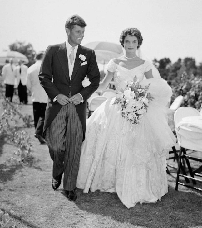 Jacqueline-Kennedy-wearing-her-wedding-dress