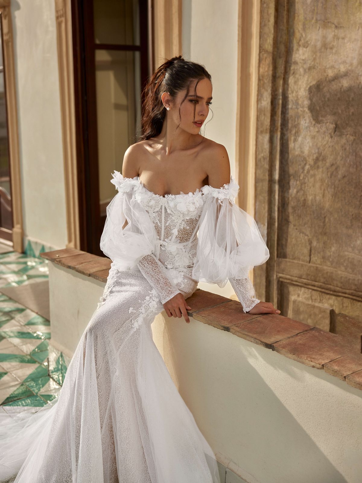 Mermaid lace wedding dress Polina with removable voluminous sleeves and decorated with flowers by rara avis designer. 6