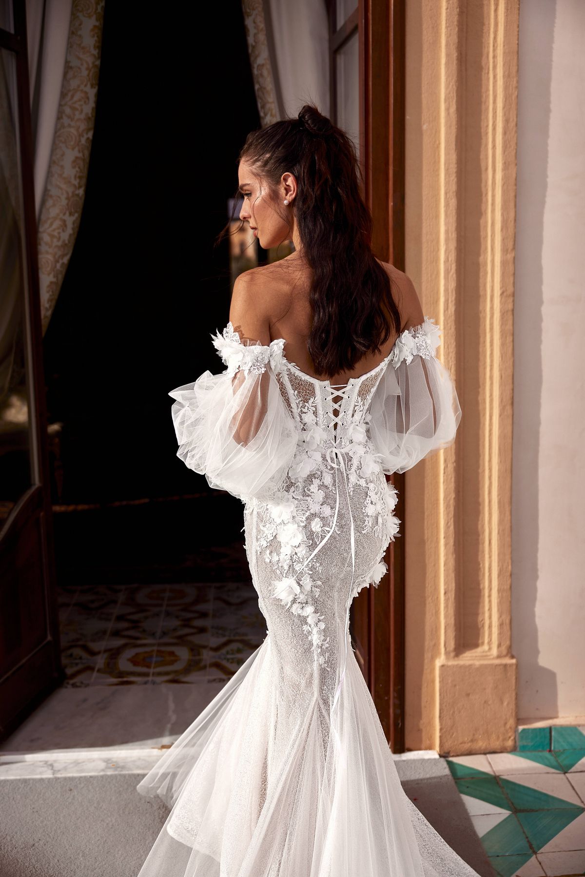 Mermaid lace wedding dress Polina with removable voluminous sleeves and decorated with flowers by rara avis designer. 5