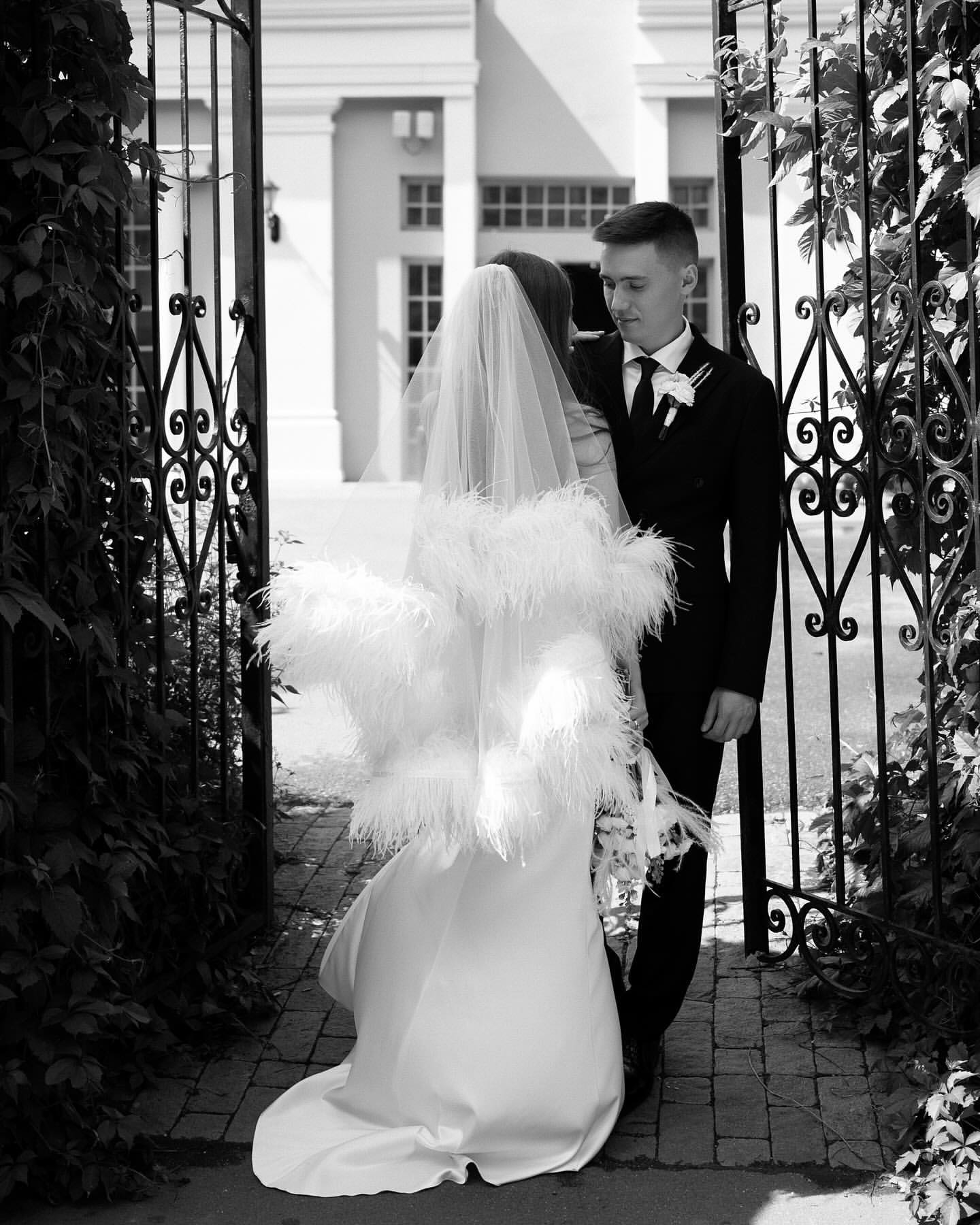 Short Feathers Wedding Zinnia Veil 1