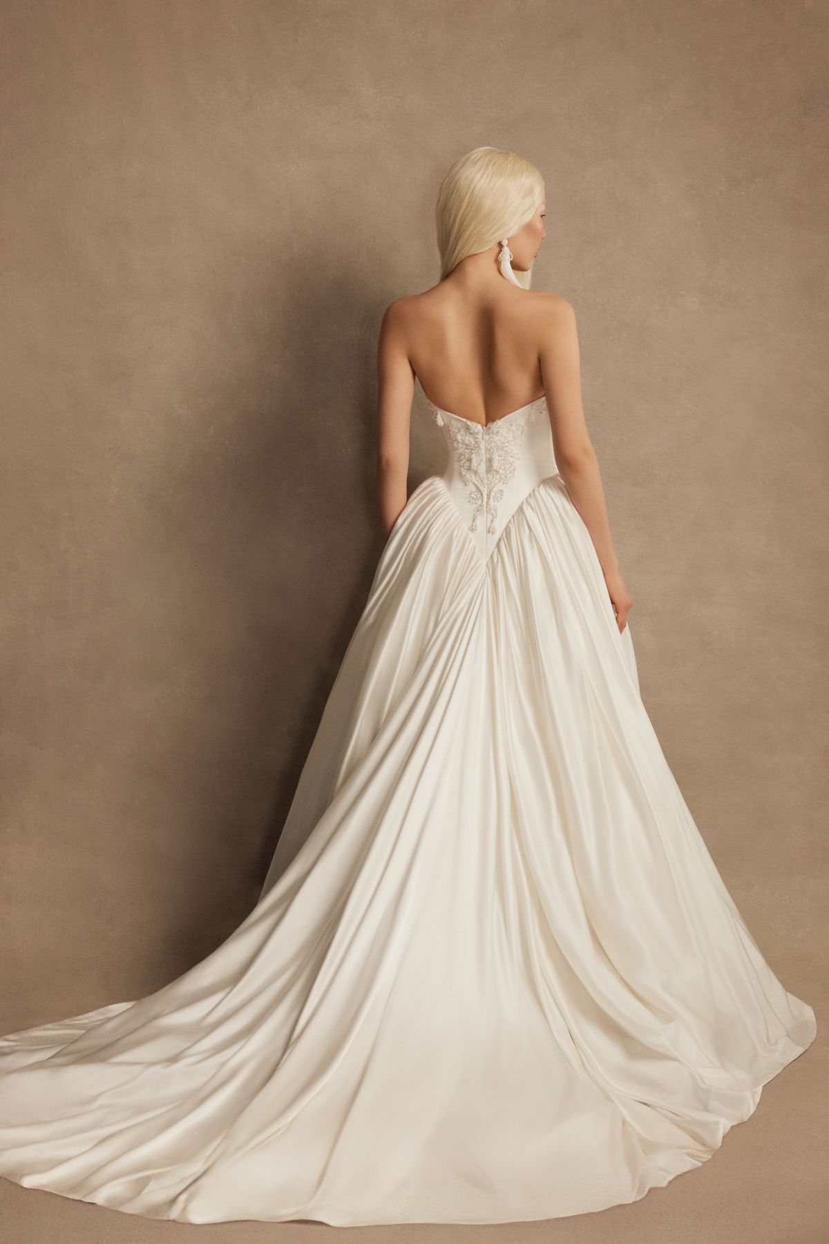 Wedding dress Gallant with basque waistline by rara avis from dell'amore bridal 2