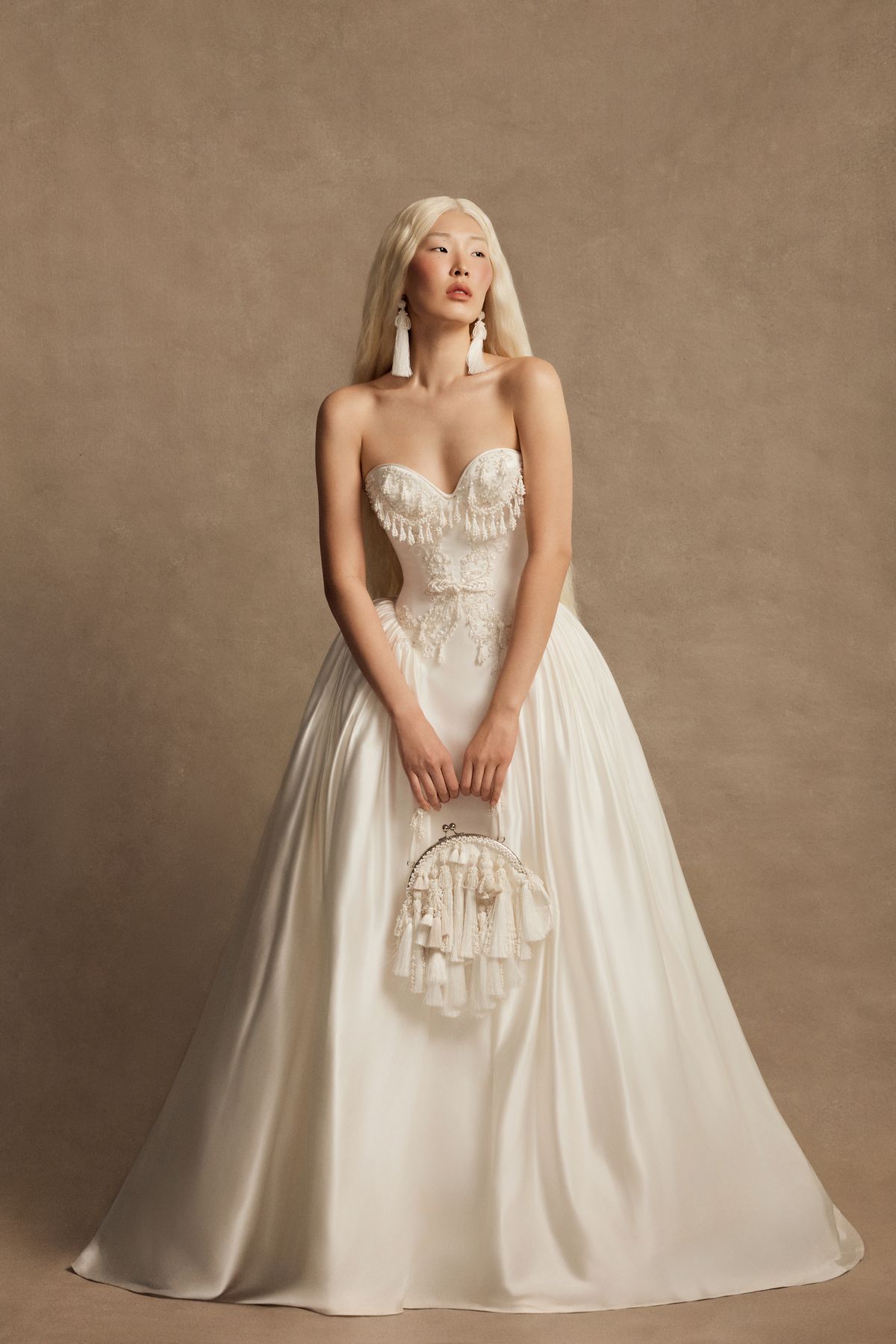 Wedding dress Gallant with basque waistline by rara avis from dell'amore bridal 1