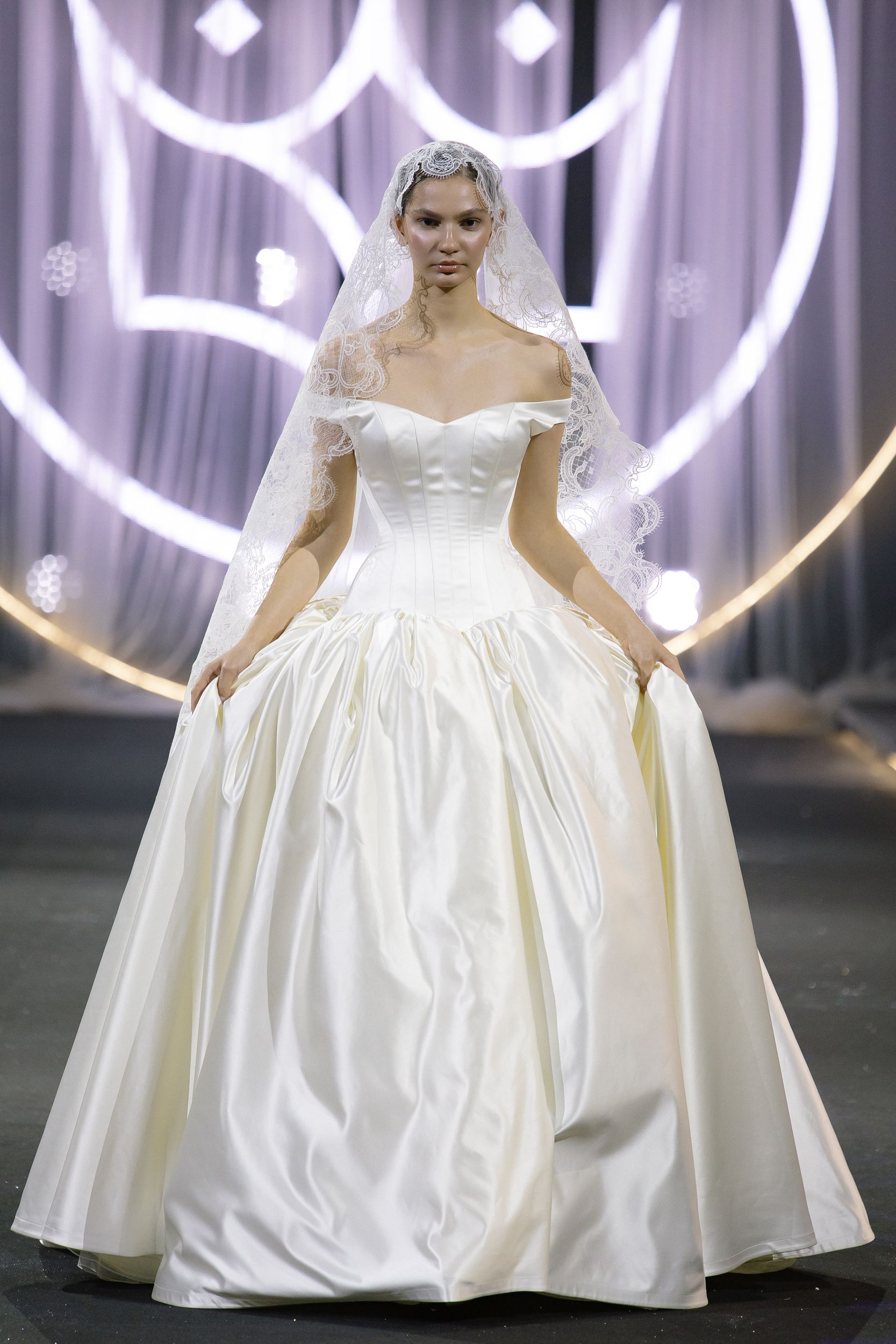 wedding dress Solei with low waistline 1