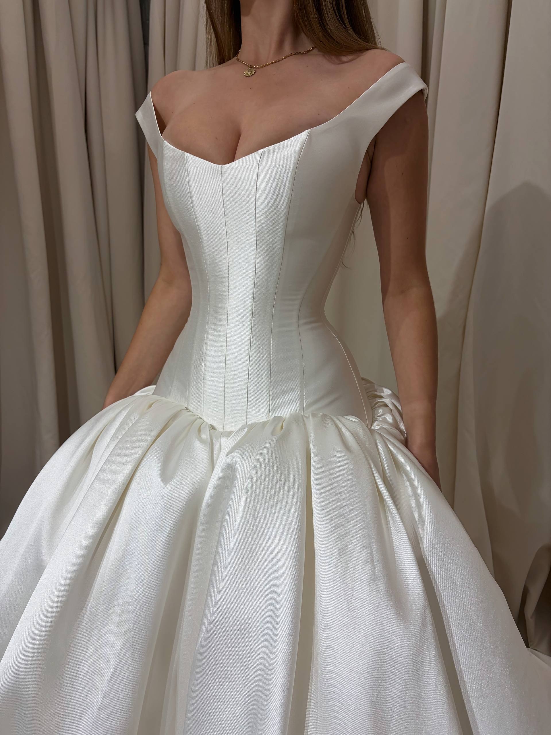 wedding dress Solei with low waistline 2